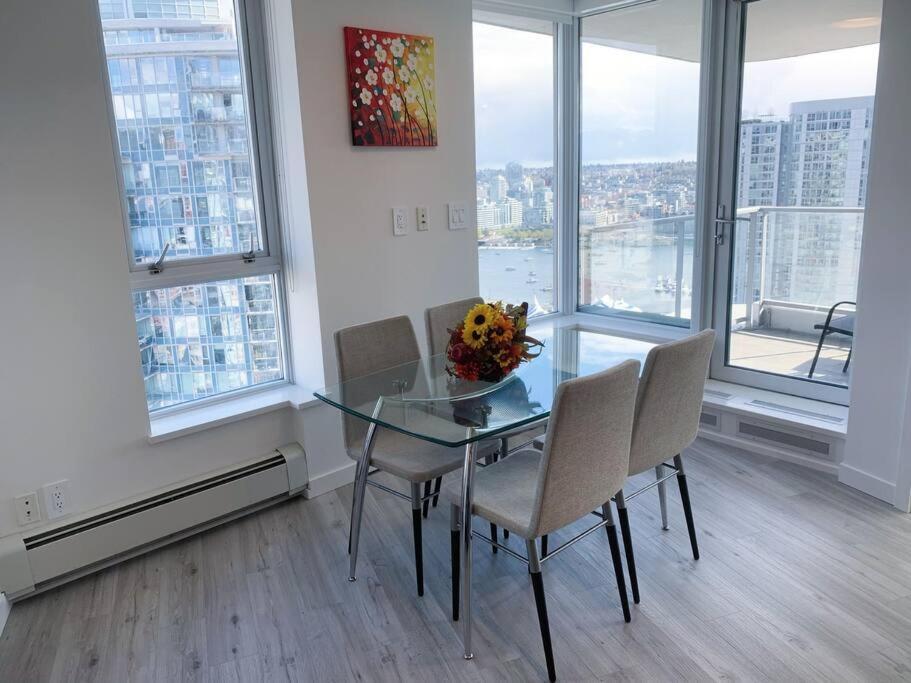 شقة Downtown 3Br/2Ba+Views+Skytrain+Free Parking فانكوفر المظهر الخارجي الصورة