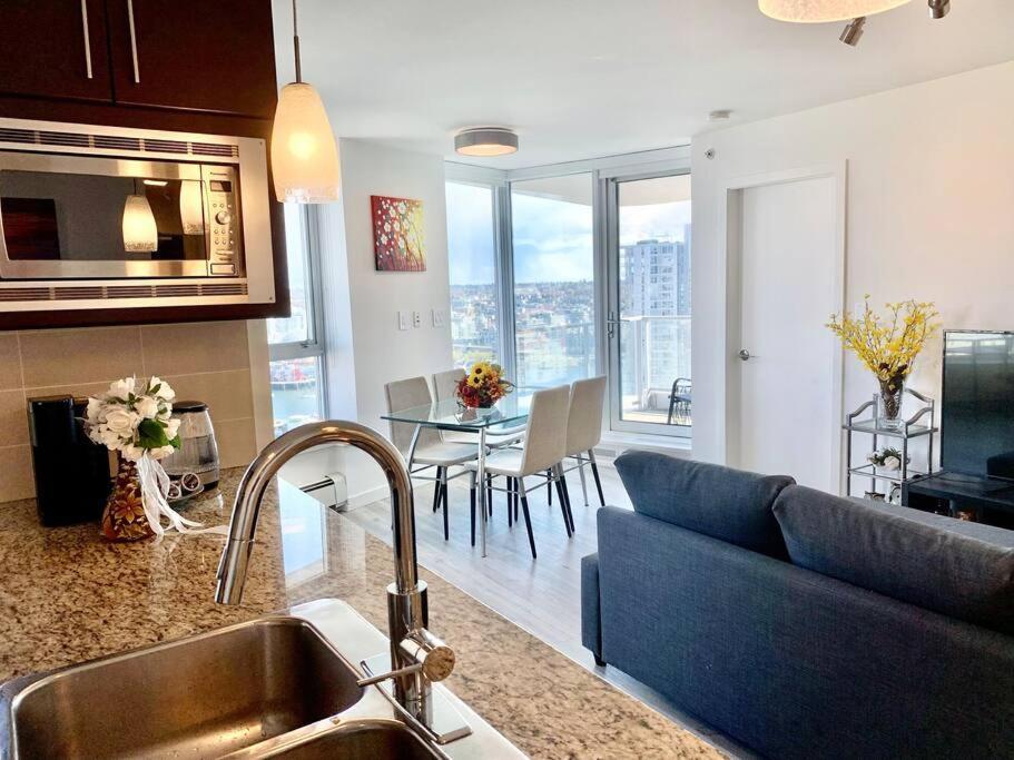 شقة Downtown 3Br/2Ba+Views+Skytrain+Free Parking فانكوفر المظهر الخارجي الصورة