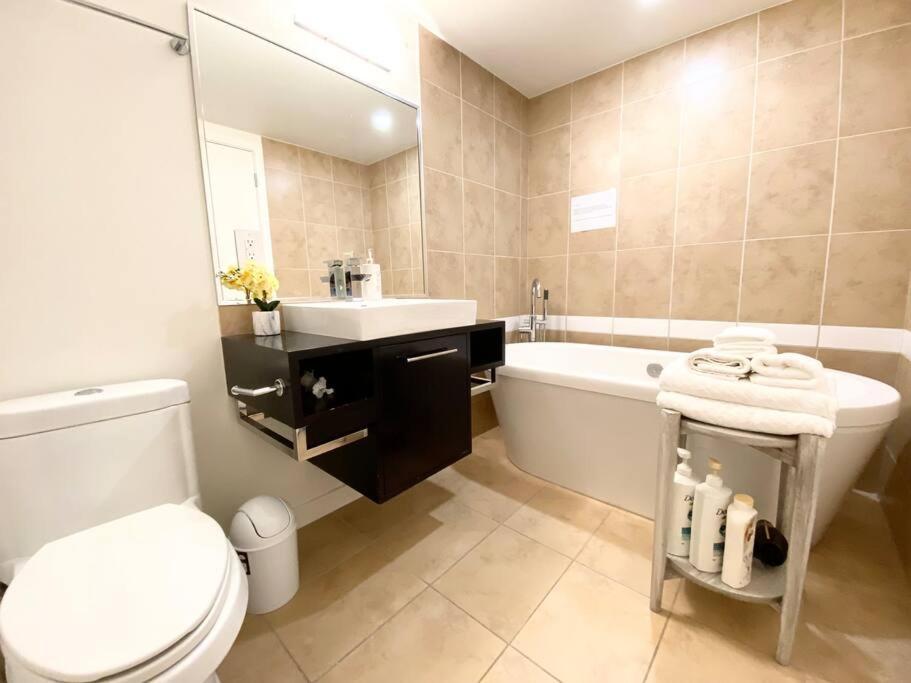 شقة Downtown 3Br/2Ba+Views+Skytrain+Free Parking فانكوفر المظهر الخارجي الصورة