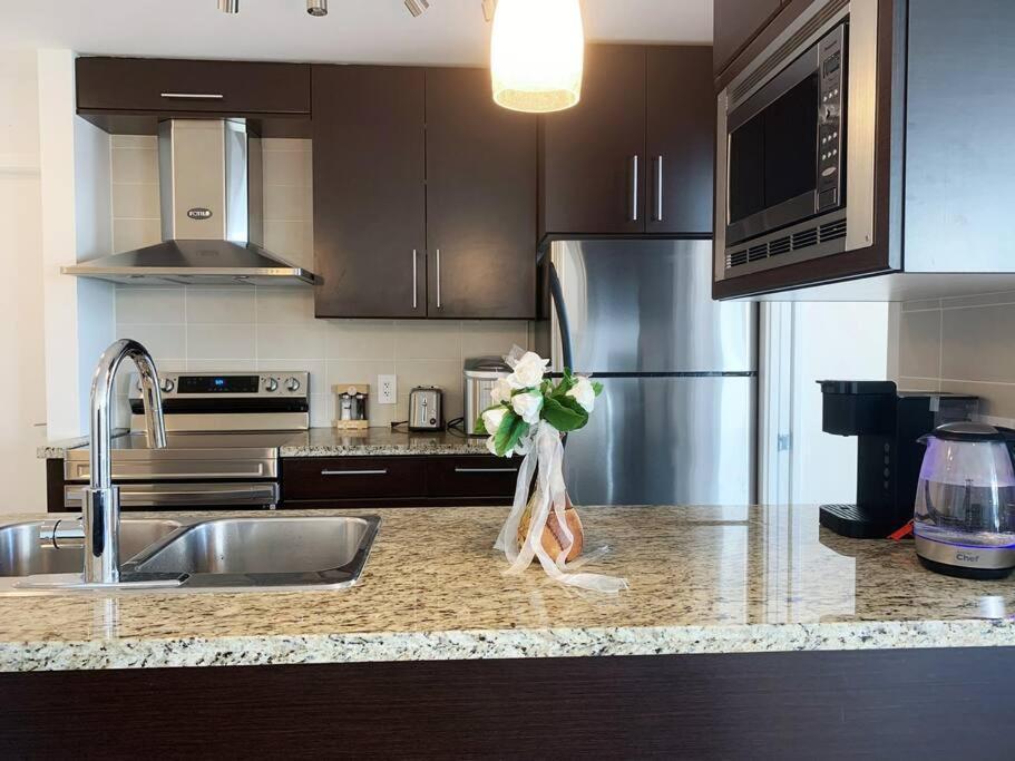 شقة Downtown 3Br/2Ba+Views+Skytrain+Free Parking فانكوفر المظهر الخارجي الصورة